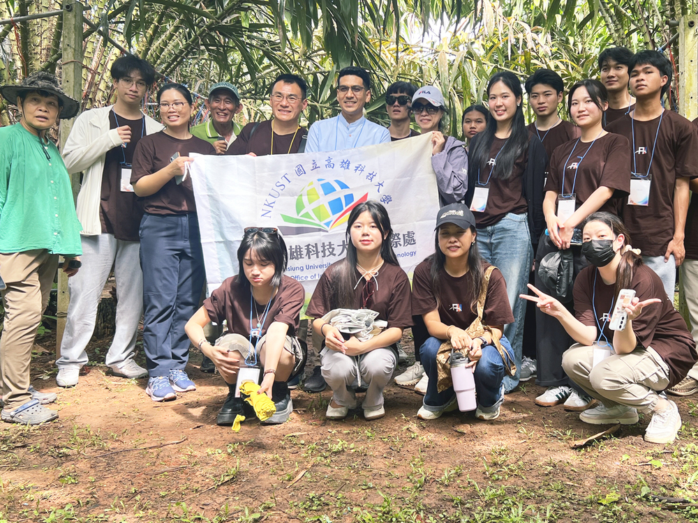Over the eight days of the "Asia Innovation Bridge Camp 2025," teams took on their biggest challenge: venturing into local communities to conduct research and propose innovative solutions. This photo shows the Durian Group got hands-on experience harvesting durian and developed a brand logo and marketing plan to enhance the competitiveness of local fruit farmers. Other teams focused on crabs and homestay tourism.