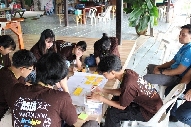 Over the eight days of the "Asia Innovation Bridge Camp 2025," teams took on their biggest challenge: venturing into local communities to conduct research and propose innovative solutions. Here, the Homestay Tourism Group presented its creative plan of local students serving as tourism ambassadors to attract international young travelers. Other teams focused on durian farming and crab fisheries.