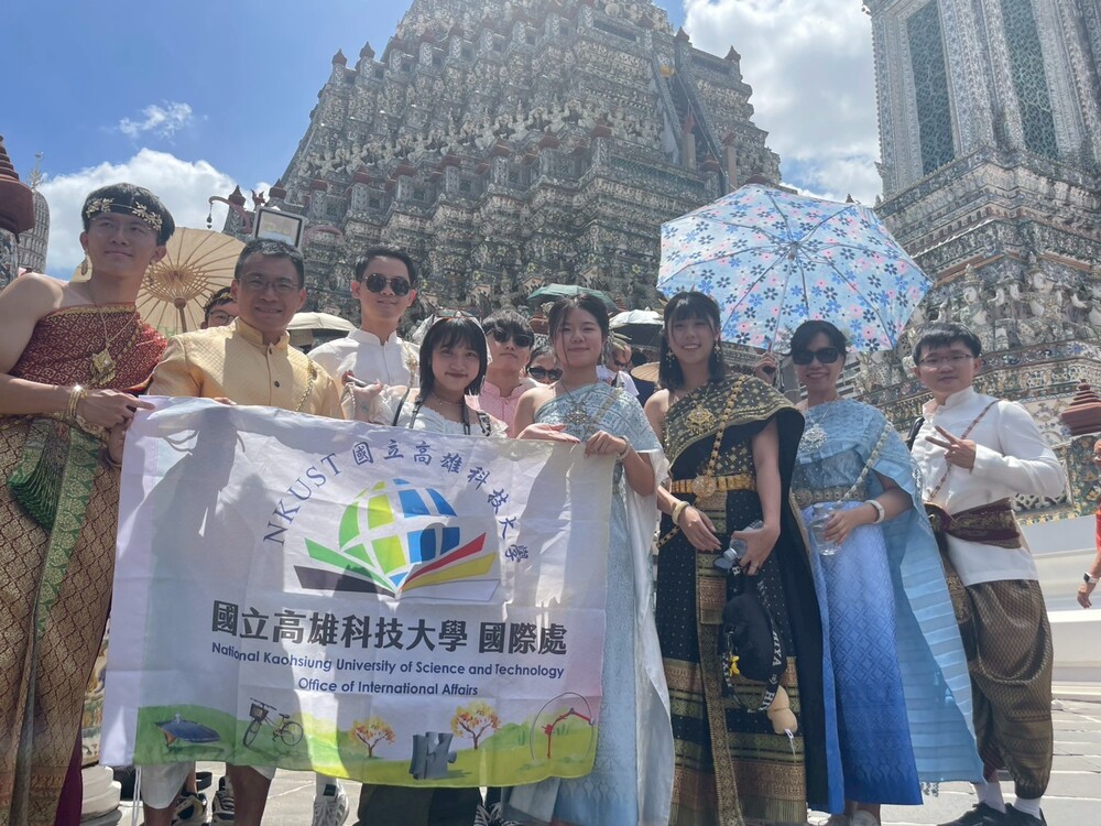 Following the group projects, the "Asia Innovation Bridge Camp 2025" moved to Bangkok for the corporate and cultural tour. Students wore traditional Thai clothing to explore Wat Arun (Temple of Dawn), fully immersing themselves in the historical atmosphere of the Thonburi Kingdom.