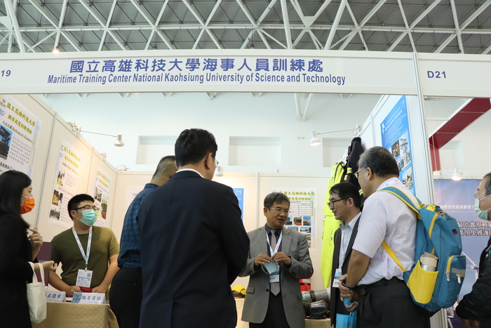 On the booth of NKUST’s Maritime Training Center, President Yang explained the feature and professional courses offered by the center.