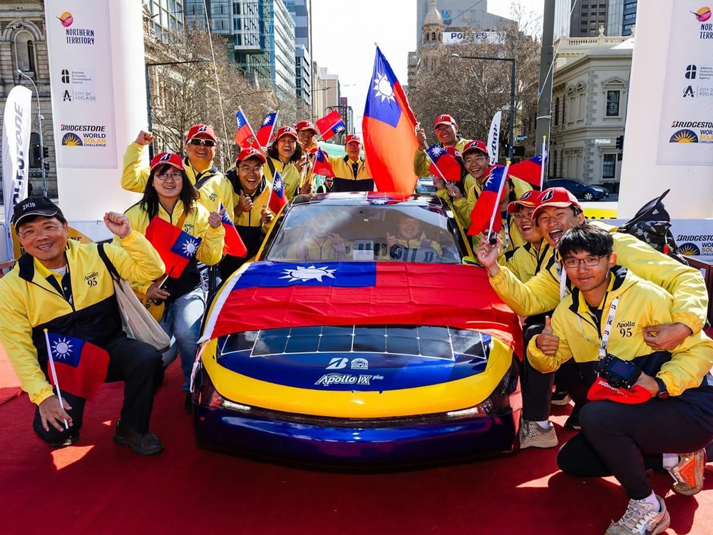 Led by Professor Ay Herchang of the Department of Mold and Die Engineering at National Kaohsiung University of Science and Technology (NKUST), Taiwan's 27-year-old Apollo Solar Car Team competed in the 2025 BWSC World Solar Challenge. Despite political interference, the team secured a fourth-place finish in the Cruiser Class. The team was deeply moved by the warm support from overseas Taiwanese communities along the 3,000-kilometer journey. This photo was taken as the team arrived at the finish line in Adelaide, Australia.