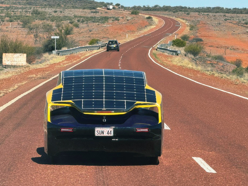 The Bridgestone World Solar Challenge (BWSC), a 3,000-kilometer race sponsored by Bridgestone, spans the Australian continent from Darwin's Hidden Valley in the north to Adelaide in the south. The 2025 event was held for the first time in winter, testing the energy efficiency of the competing solar cars. This photo shows NKUST's Apollo IX Plus solar car traveling through a desert region.
