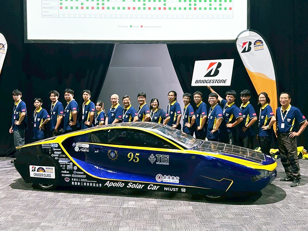 Professor Ay Herchang (ninth from left) of NKUST's Department of Mold and Die Engineering is considered the godfather of solar car racing in Taiwan. He founded the Apollo Solar Car Team 27 years ago, which has since competed in 17 international races in countries including Australia, Greece, Japan, the U.S., and the UAE. The Apollo Solar Car Team is the only student team from Taiwan that is still actively competing in major international solar car events.
