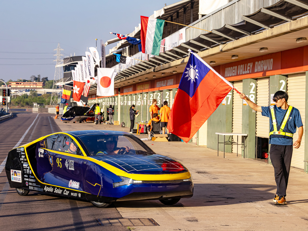 Led by Professor Ay Herchang of the Department of Mold and Die Engineering at National Kaohsiung University of Science and Technology (NKUST), Taiwan's 27-year-old Apollo Solar Car Team competed in the 2025 BWSC World Solar Challenge. Despite political interference, the team secured a fourth-place finish in the Cruiser Class. The team was deeply moved by the warm support from overseas Taiwanese communities along the 3,000-kilometer journey. (Photo credit of 余家福.)