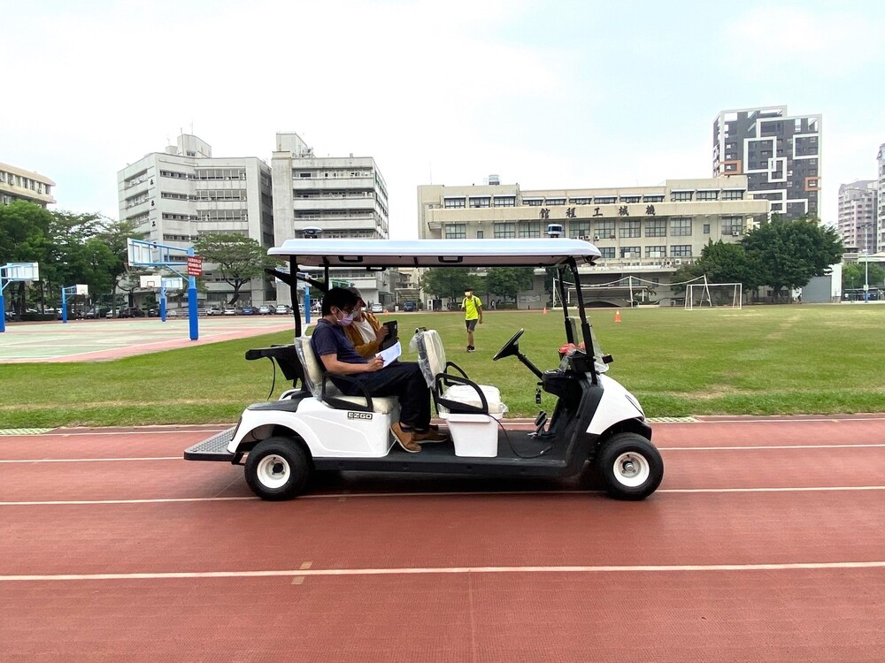 The team tested the autonomous driving golf cart on track and field in Jiangong Campus.