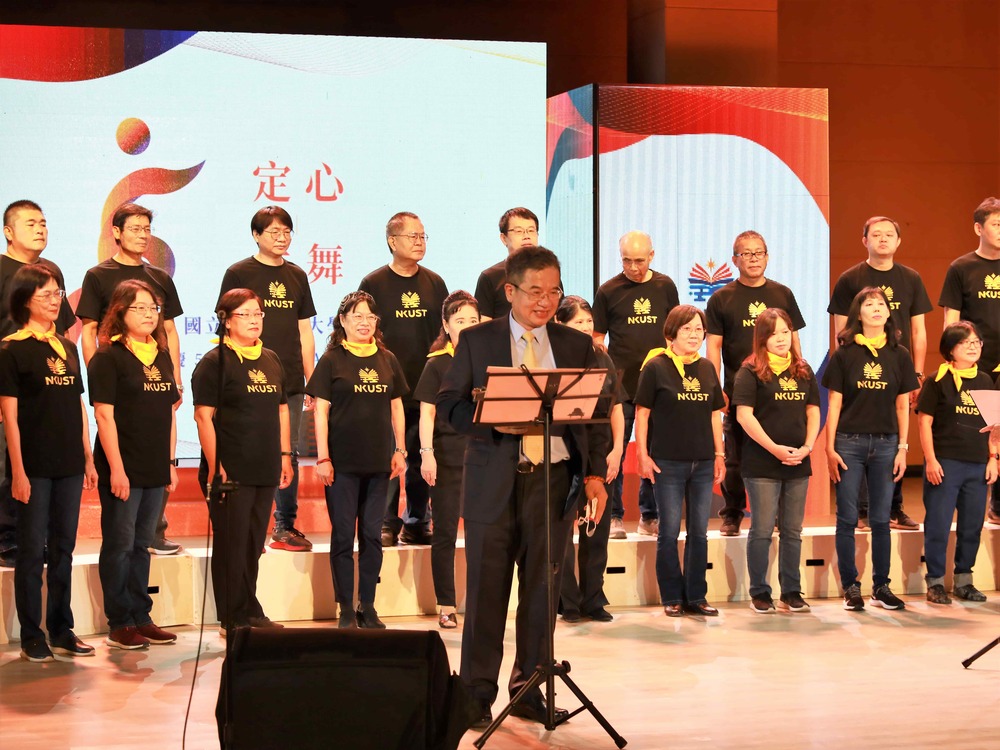 President Yang joined the choir performances to sing for the spectators.