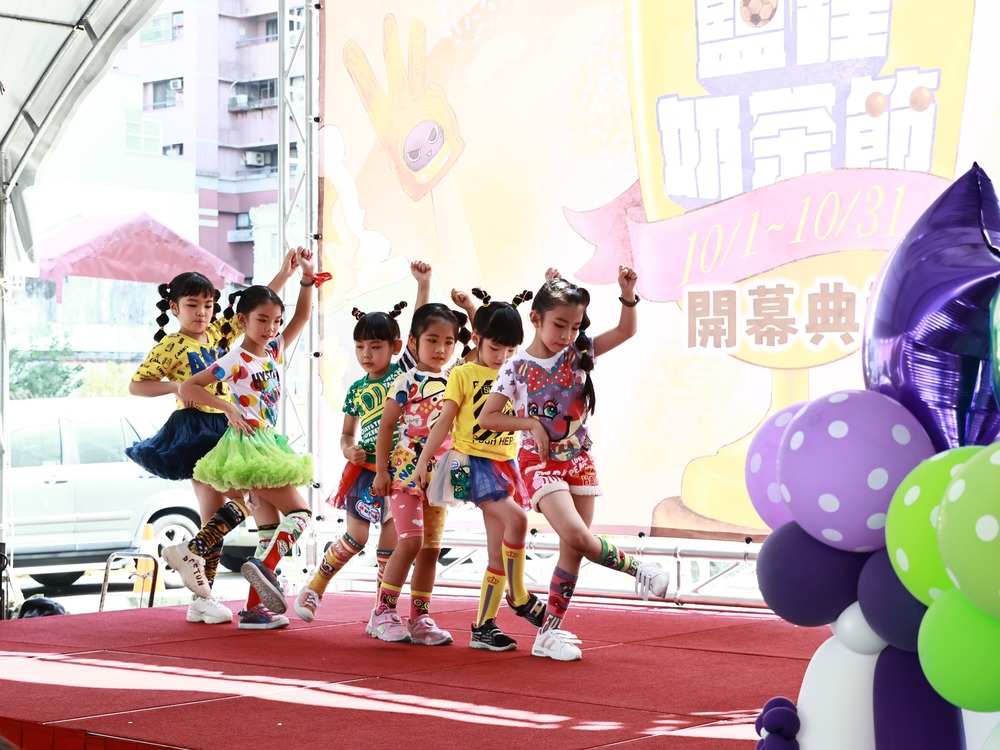 The opening ceremony started with a cheerful dancing group performed by the children of Kapok Dance Group.