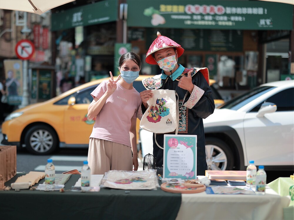 A young vendor dressed in a custom of the Qing dynasty showed his products about the Old City of Zuoying (now Yancheng District).