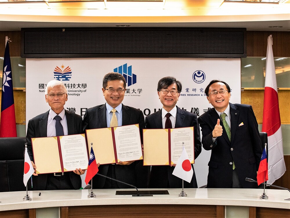 From left to right: MIRDC Chairman Lin, Ren-Yi, NKUST President Yang, Ching-Yu, HIT President Yoshinori Sakamoto, and Aomori Prefecture Governor Shingo Mimura.