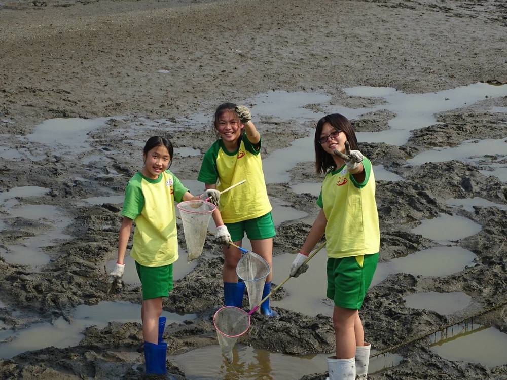 Young students enjoyed this workshop for which offered them a chance to experience the neighboring seafood cultivation industry.