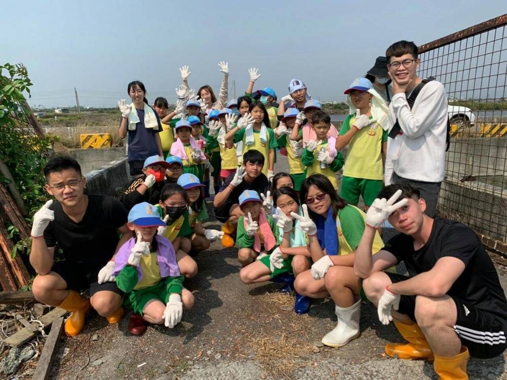 The USR project brought nearby aquaculture industry and school together and educated young kids on the concept of a friendly fishing environment.