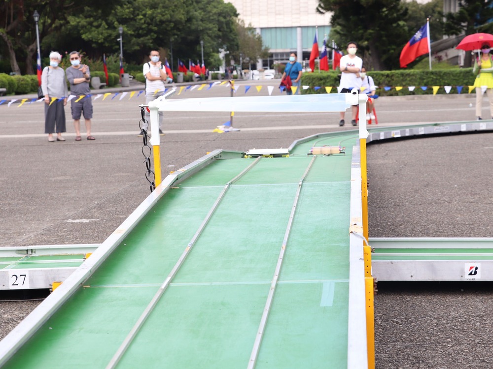 Two solar cars were racing on the rail and running for the top awards.