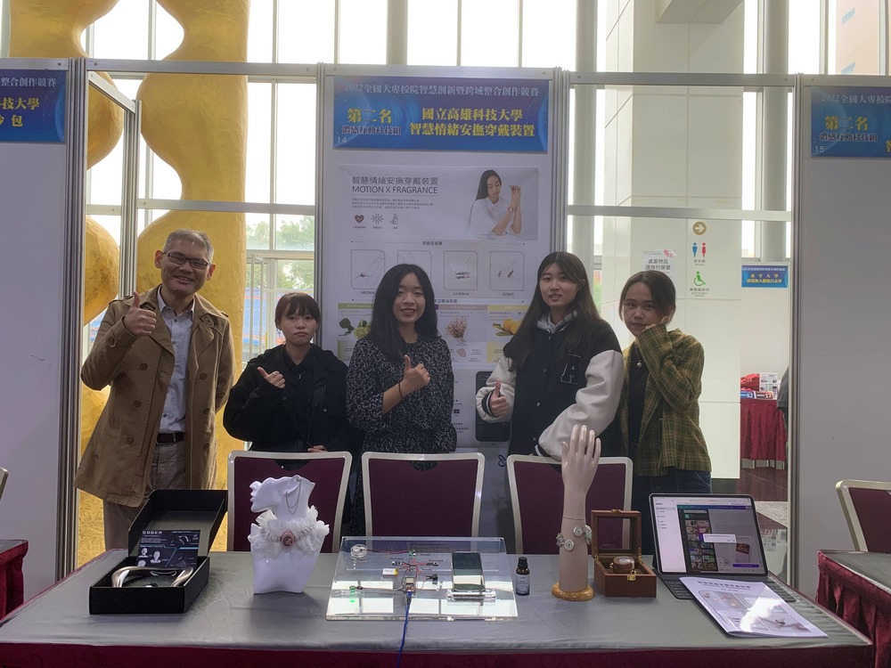 ID Associate Professor Chang, Hsiang-Tang, and students took a group picture with their products.