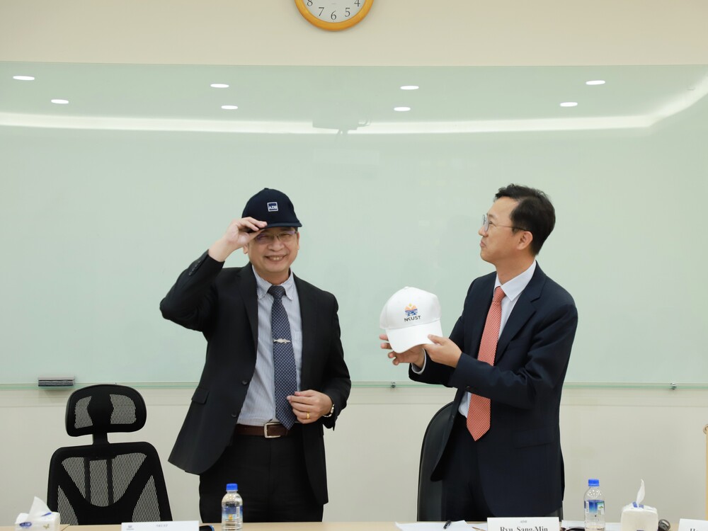 Jia-Hong Lee (pictured left), Vice President of NKUST, and Sangmin Ryu(pictured right), Executive Director of ADB, exchanged branded baseball caps from their respective organization with each other.
