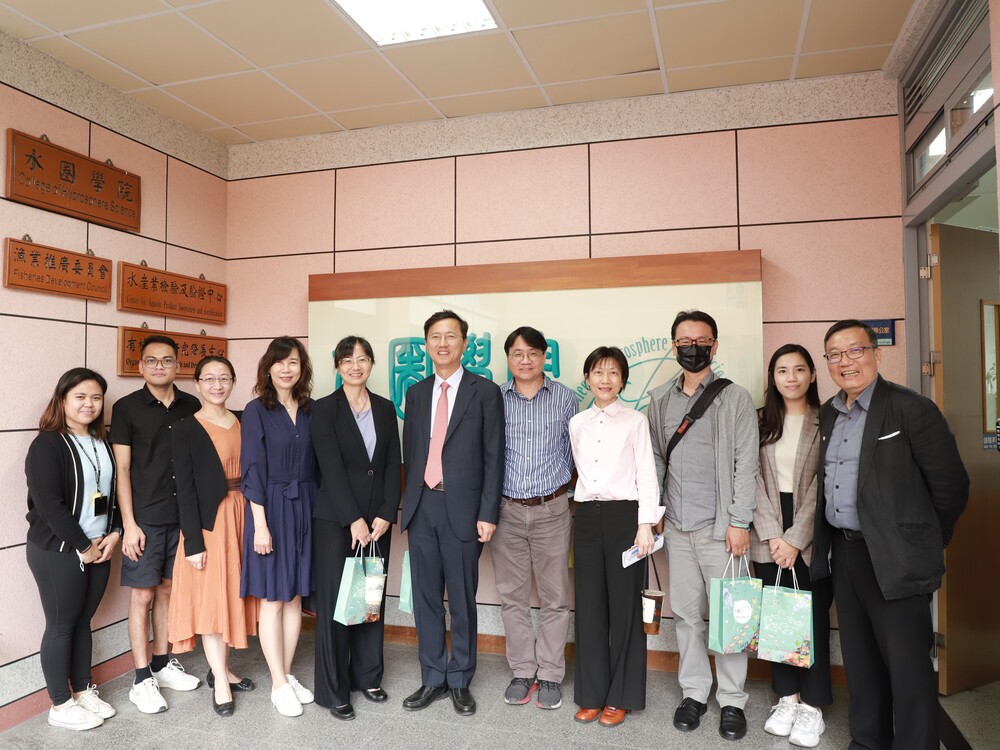 A group photo of representatives and high officials from ADB, Edu-Connect, and NKUST.