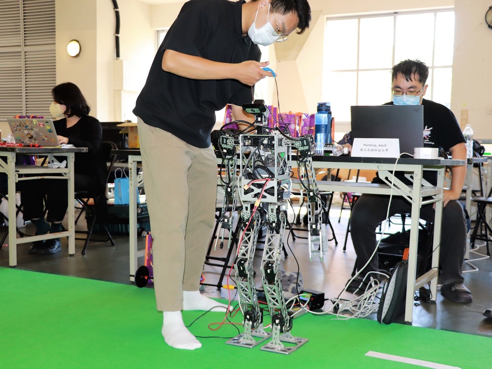 NKUST team was adjusting the humanoid robot to prepare for the contest of the Hurocup Adult Size category.