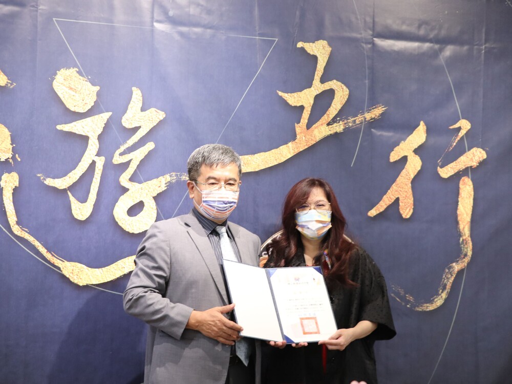 From left to right: NKUST President Yang, Ching-Yu (楊慶煜) and ID Assistant Professor Yang, Tsai-Lin (楊彩玲).