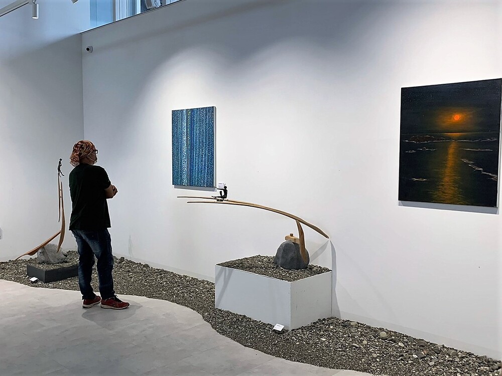 Visitors could imagine the ocean presented in these artworks through their visual and aural senses.