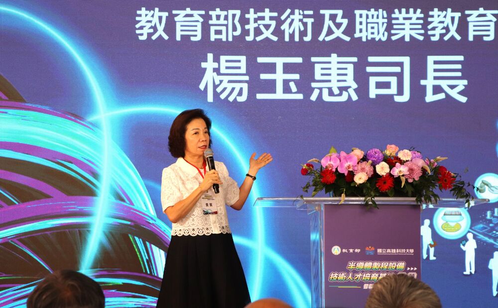 As part of the government's policy of balanced development in Taiwan, the Ministry of Education's "Regional Industry Training and Technology Cultivation Base Program" has established regional training bases across Taiwan. There are four such bases in southern Taiwan, among which there’re two located at NKUST. The "Semiconductor Process Equipment Talent Development Base" launched yesterday (Aug. 19th) is one of the two. The photo shows Yang Yu-Hui, Director-General of the Department of Technological and Vocational Education.