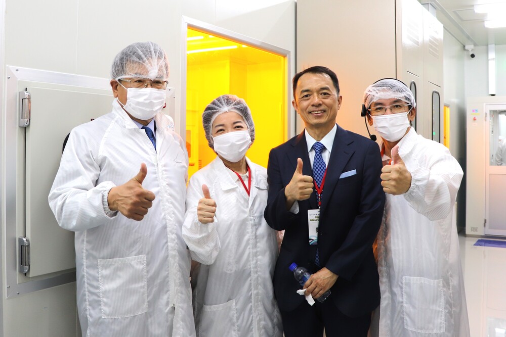 Yang Yu-Hui (second from left), Director-General of the Department of Technological and Vocational Education, quoted TSMC founder Morris Chang, stating that a significant portion of Taiwan's global semiconductor competitiveness comes from the reliable talent cultivated by universities of science and technology. NKUST President Yang Chin-Yu (first from left) expressed hope that more companies would invest in partnerships with universities to train and recruit more high-quality professionals. Chuang Yu-Chih (second from right) is an executive plant manager from UMC, a long-term partner of NKUST. Yang Chi-Da (first from right), is professor of NKUST's Microelectronics Engineering Department.