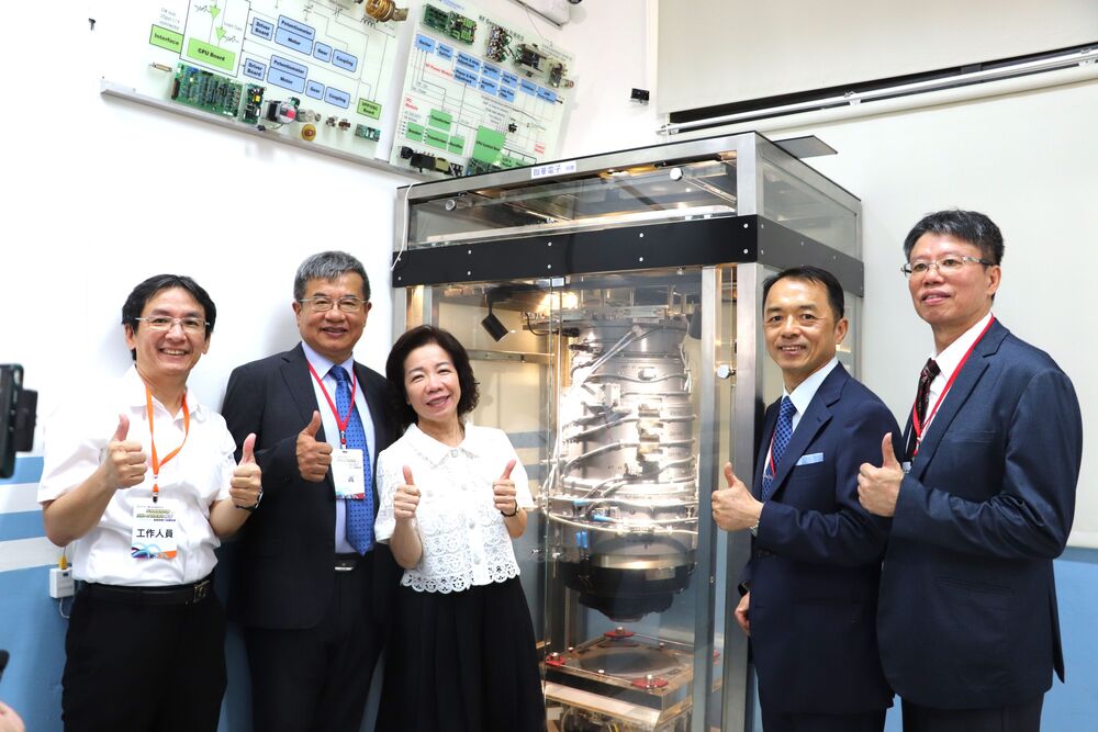 This photo shows the core system of an ASML lithography machine, which UMC donated to NKUST’s " Semiconductor Process Equipment Talent Development Base." As Taiwan's first semiconductor company and the first to establish an R&D department in the south, UMC has a very close partnership with NKUST, especially since hundreds of its employees in the southern factories are NKUST alumni. From left to right are Yang Chi-Da, professor of NKUST's Semiconductor Engineering Department; Yang Chin-Yu, President of NKUST; Yang Yu-Hui, Director-General of the Ministry of Education’s Department of Technological and Vocational Education; Chuang Yu-Chih, an executive plant manager from UMC; and Li Tsai-Fu, Dean of NKUST’s College of Electrical Engineering and Computer Science.