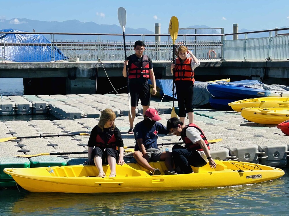 Students took kayaks for fun in Dapeng Bay National Scenic Area.