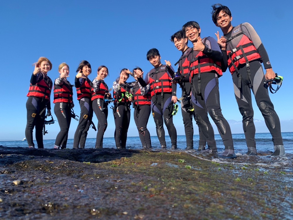 Japanese students and teachers went snorkeling in Liuqiu and explored the vibrant coastal ecological environment there.