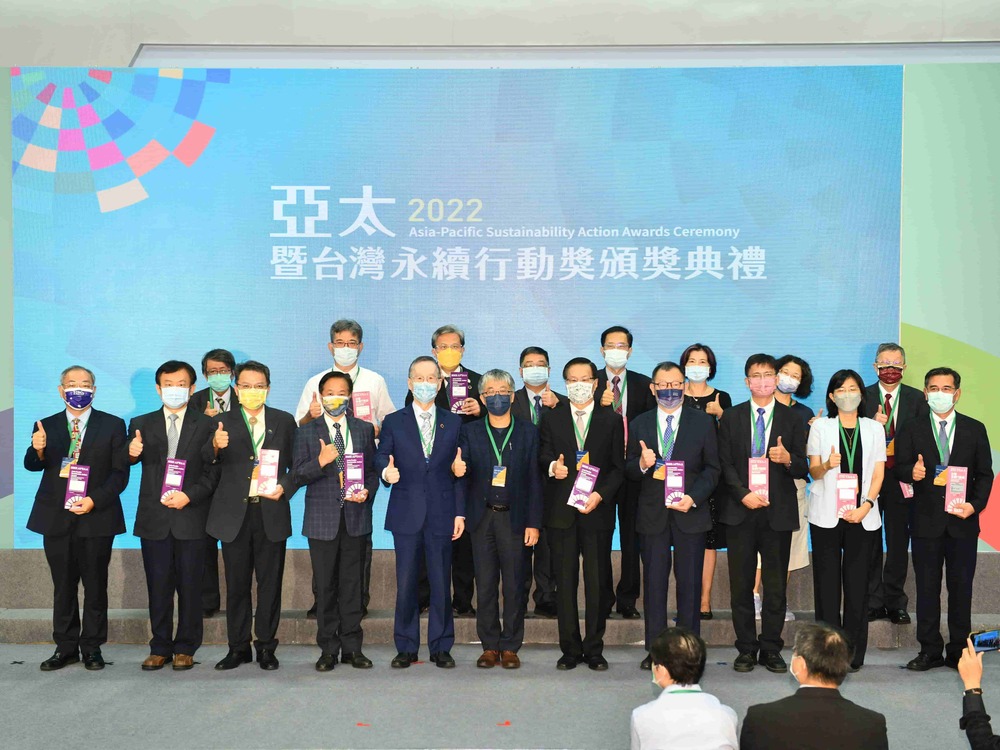 VP Lee attended the ceremony and received awards for all winning USR project teams.