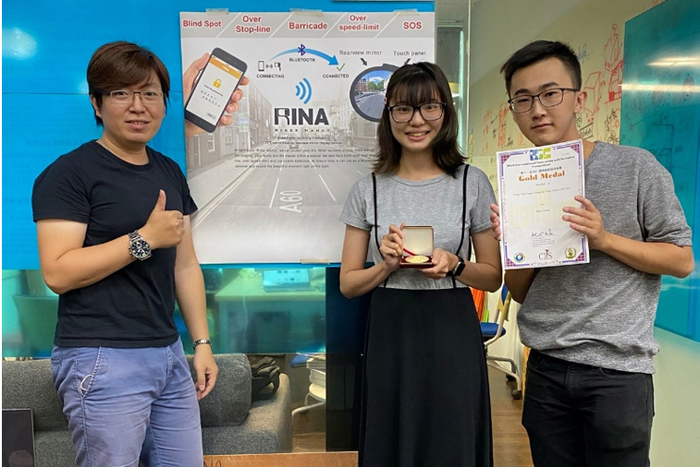 The students, Zeng, Yong-Ting and Yang, Zong-He present their prize with their lecturer, Chen, Chien-Chih.
