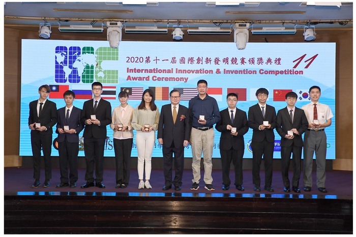 Zeng, Yong-Ting represents the team to receive the award with all award-winners at the 2020 IIIC.
