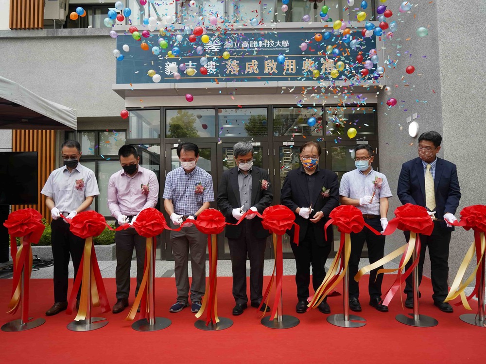 On Aug 31, president Yang, alumni, and many deans of the University attended the ribbon-cutting ceremony.