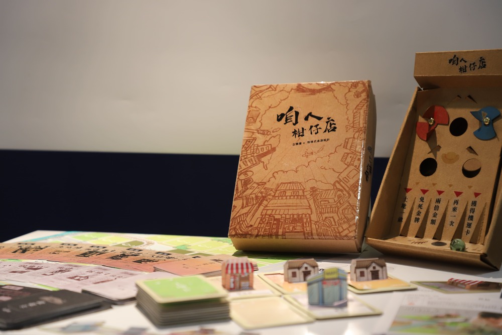 The work “Pop-up & Situational Board Game” of Jiang, Fu-Cen (江馥岑) was nominated for the product design category. Her board game theme featured Taiwanese convenient stores of the past showing the nostalgia and historical change of the culture.