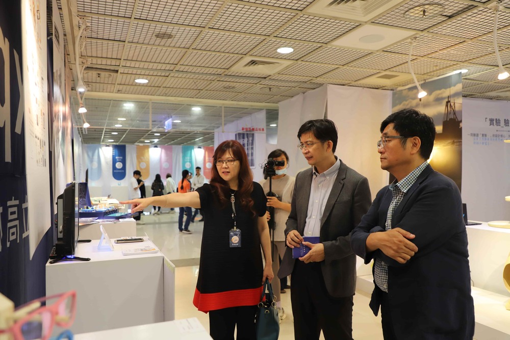 The 2021 Graduate Showcase of Industrial Design Department was organized by Professor Yang, Cai-Ling (楊彩玲), Vice President Li, Jia-Hong (李嘉紘), and ID Chair Professor Song, Yi-Ren (宋毅仁).