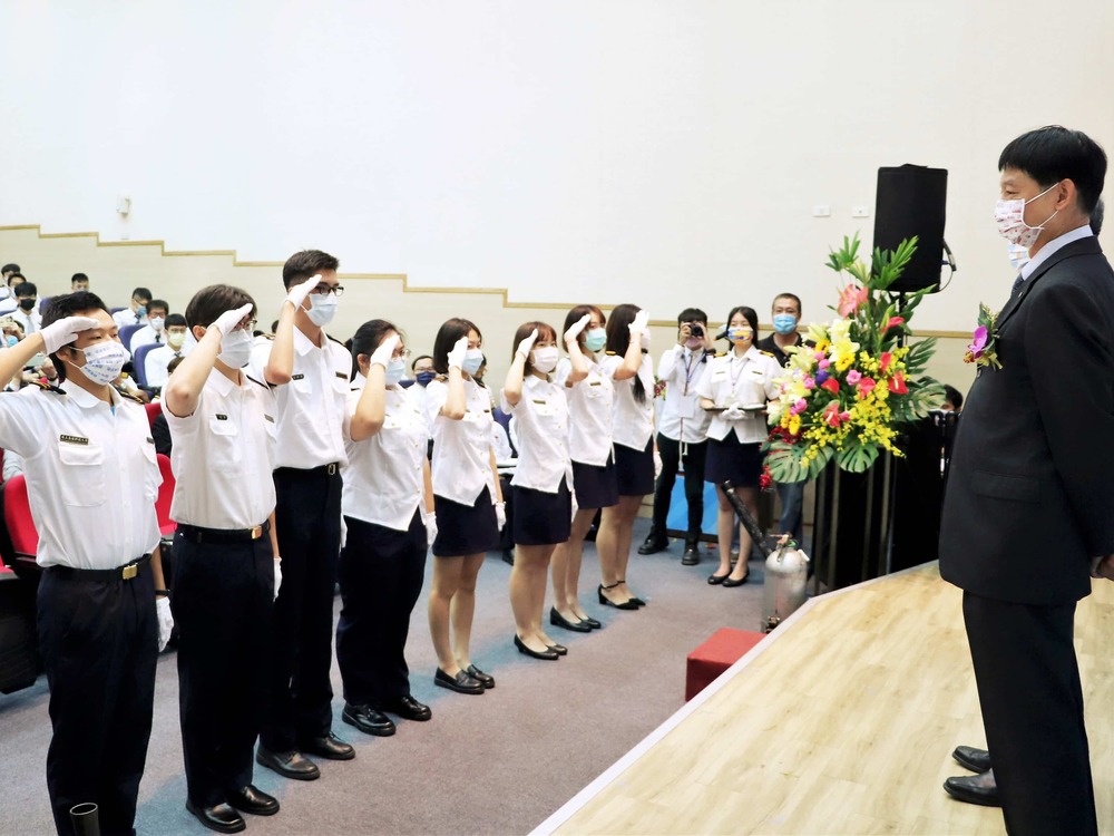 NKUST students of the Shipping Technology Department saluted Yang Ming’s representatives to express their appreciation.