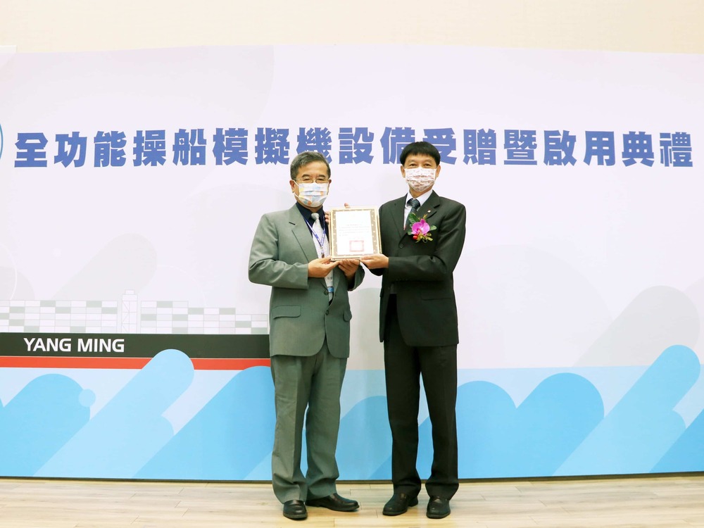 President Yang expressed his gratefulness and gave a certificate of appreciation to Yang Ming’s Chairman and CEO, Cheng, Cheng-Mount.
