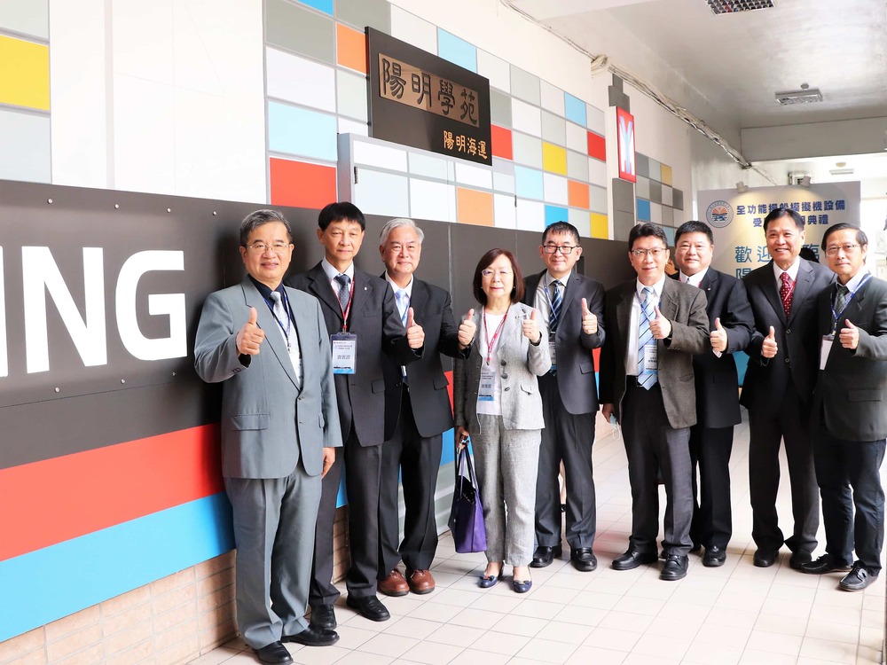 High-level officials took a group picture in front of the Yang Ming Ship Navigation Simulation & Training Room.