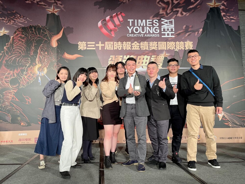 On Dec 6, all awarded students took a picture with CCI Professor Jain, Jhin-Ping on the stage of the 2021 Times Young Creative Award Ceremony.