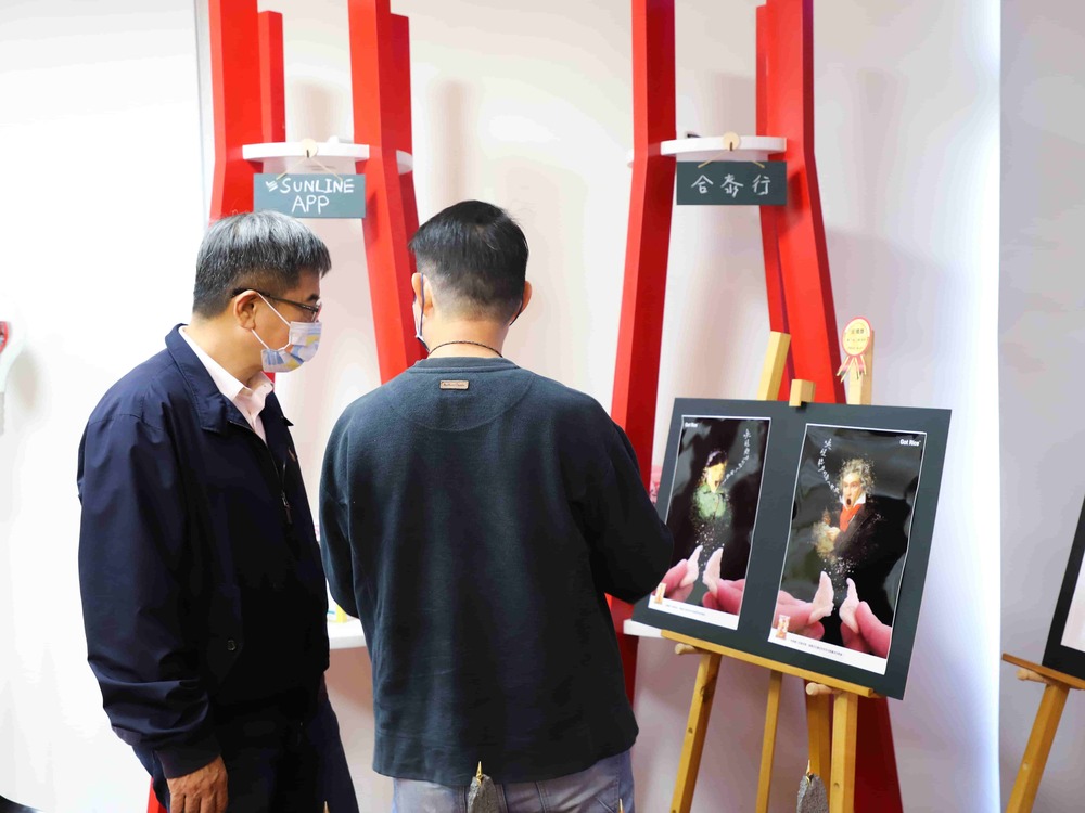 President Yang visited CCI exhibition show to give everybody encouragement.