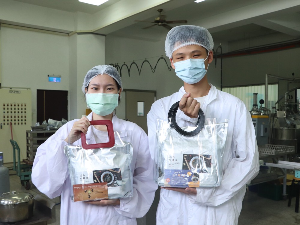Students of the Seafood Science Department joined the production of “Chinese Herbal Silkie Chicken Soup” as part of their summer internships on campus.