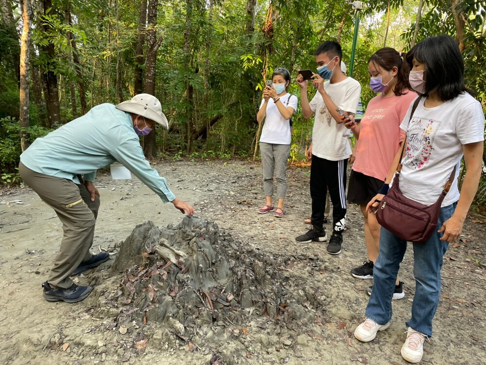 IM Chair Dr. Su, Chris K.W. (蘇國瑋), CCI Assist. Prof. Chen, Yu-Ming (陳育民), BA Assist. Prof. Chen, Wen-Sung (陳文生) led a team to visit the badlands.