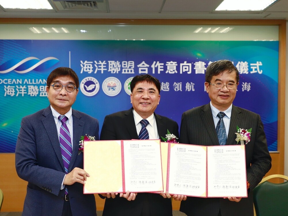 NKUST President Yang, Ching-Yu (right), NTOU President Hsu, Tai-Wen (middle), and TUMT President Lin, Chin-Ye (left) announced that 2022 would be the debut year of the ocean university alliance.