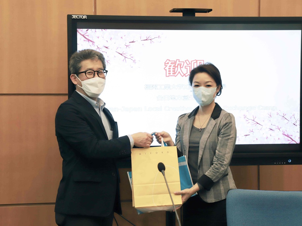 FIT Social and Environmental Studies Department Chair Yoji Fujii of the (left) presented souvenirs to NKUST DOJ Chair Hung, Hsin-Yi (right).