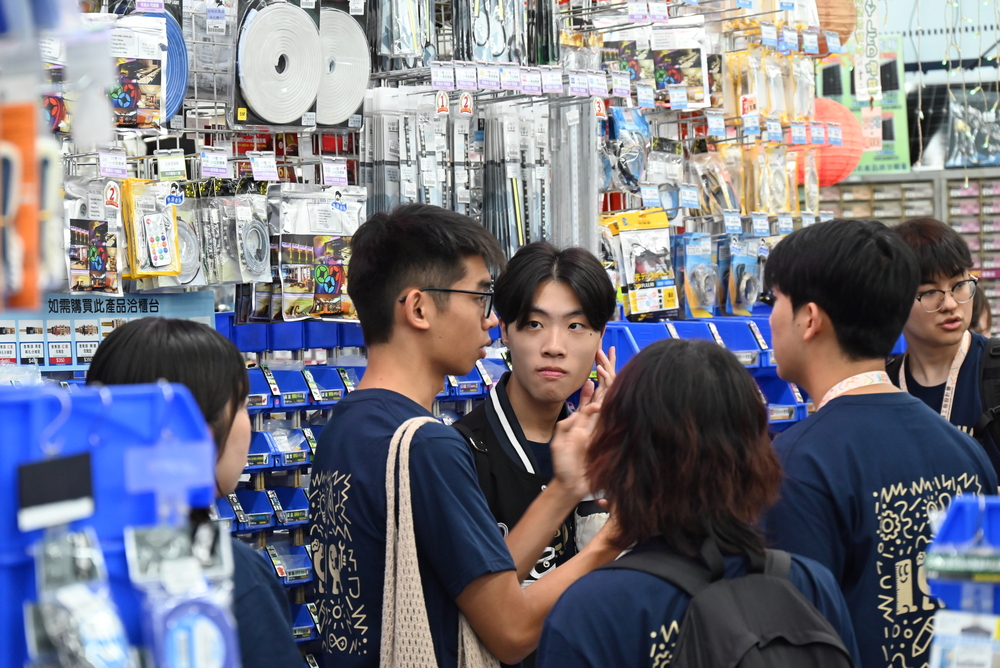 To transform creative ideas into actual prototypes, arrangements were made to purchase electronic components at Changming Street in Kaohsiung, where teams discussed and identified suitable parts and materials for practical implementation.