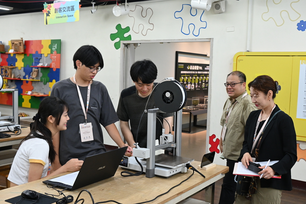 Utilizing the space and equipment at the Fi Lab for project production, during which teachers from the three countries toured and discussed with students, providing technical guidance.