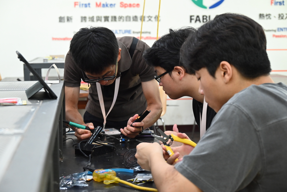 Utilizing the space and equipment at the Fi Lab for project production, during which teachers from the three countries toured and discussed with students, providing technical guidance.