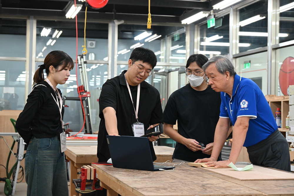 Utilizing the space and equipment at the Fi Lab for project production, during which teachers from the three countries toured and discussed with students, providing technical guidance.