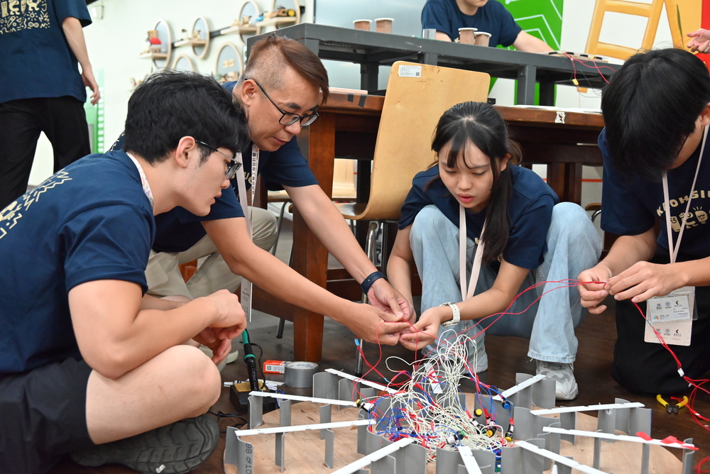 Utilizing the space and equipment at the Fi Lab for project production, during which teachers from the three countries toured and discussed with students, providing technical guidance.