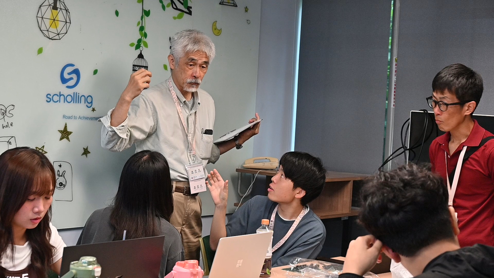 Utilizing the space and equipment at the Fi Lab for project production, during which teachers from the three countries toured and discussed with students, providing technical guidance.