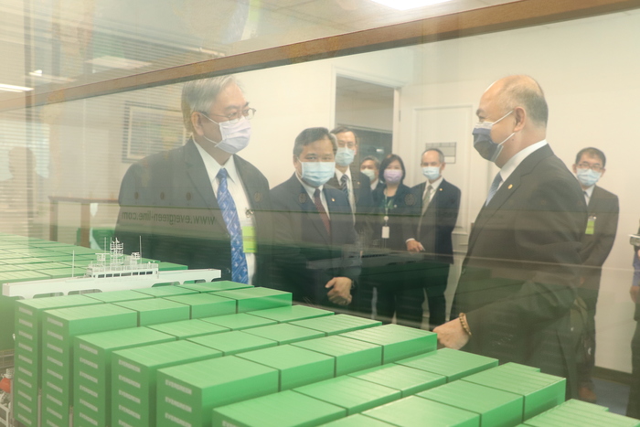Two pairs of 24,000 TEU ships of EMC will be delivered to Taiwan in the second half of this year.