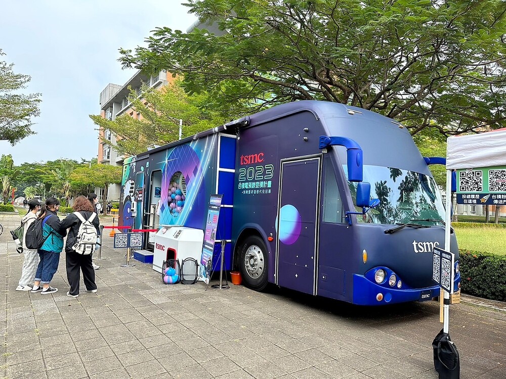 The TSMC mobile recruitment bus was parked on the boulevard right in front of the library at First Campus.